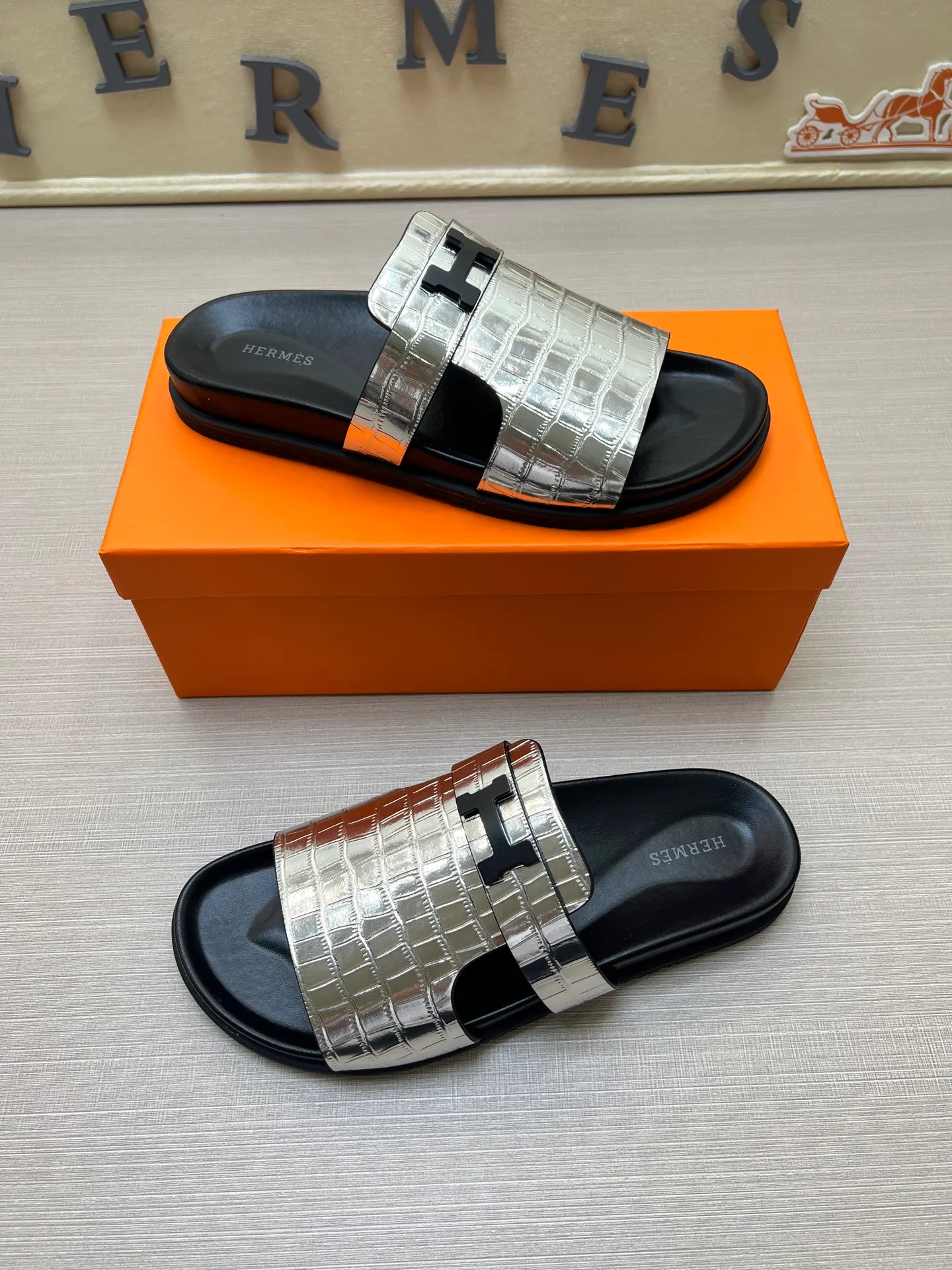 [H Family Hermès] P: 360💰 Size: 38-45 Hermes Men’s Kazimir Slippers - 2025 Summer New Hermès Same as the original version, with colored cowhide surface + rubber combined sole, handmade by master-level craftsmen! ❥High-end customization, exclusive products, the highest version in the industry.